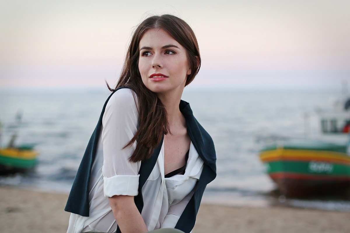 Sesja na blog - biała jedwabna koszula