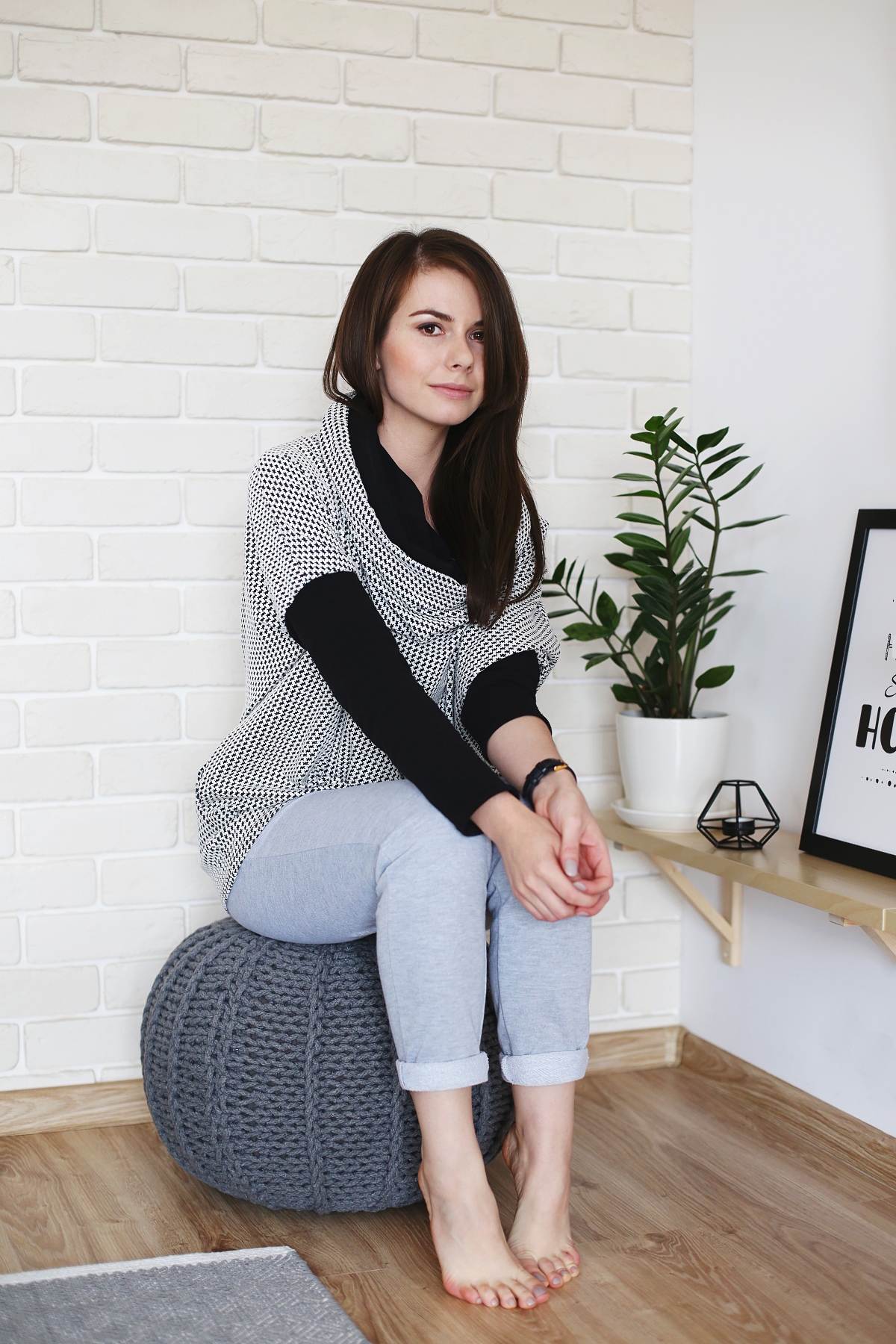 Bluza z wielkim kołnierzem i szare spodnie dresowe