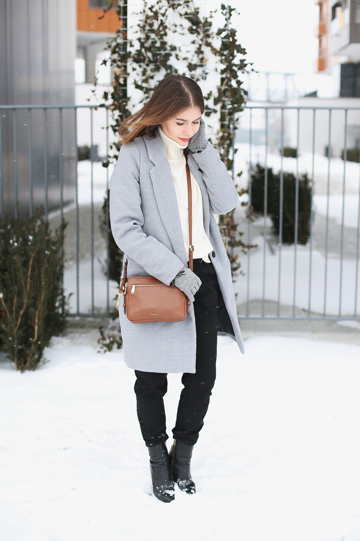 Zimowy look - szary pudełkowy plaszcz i wełniany golf ecru