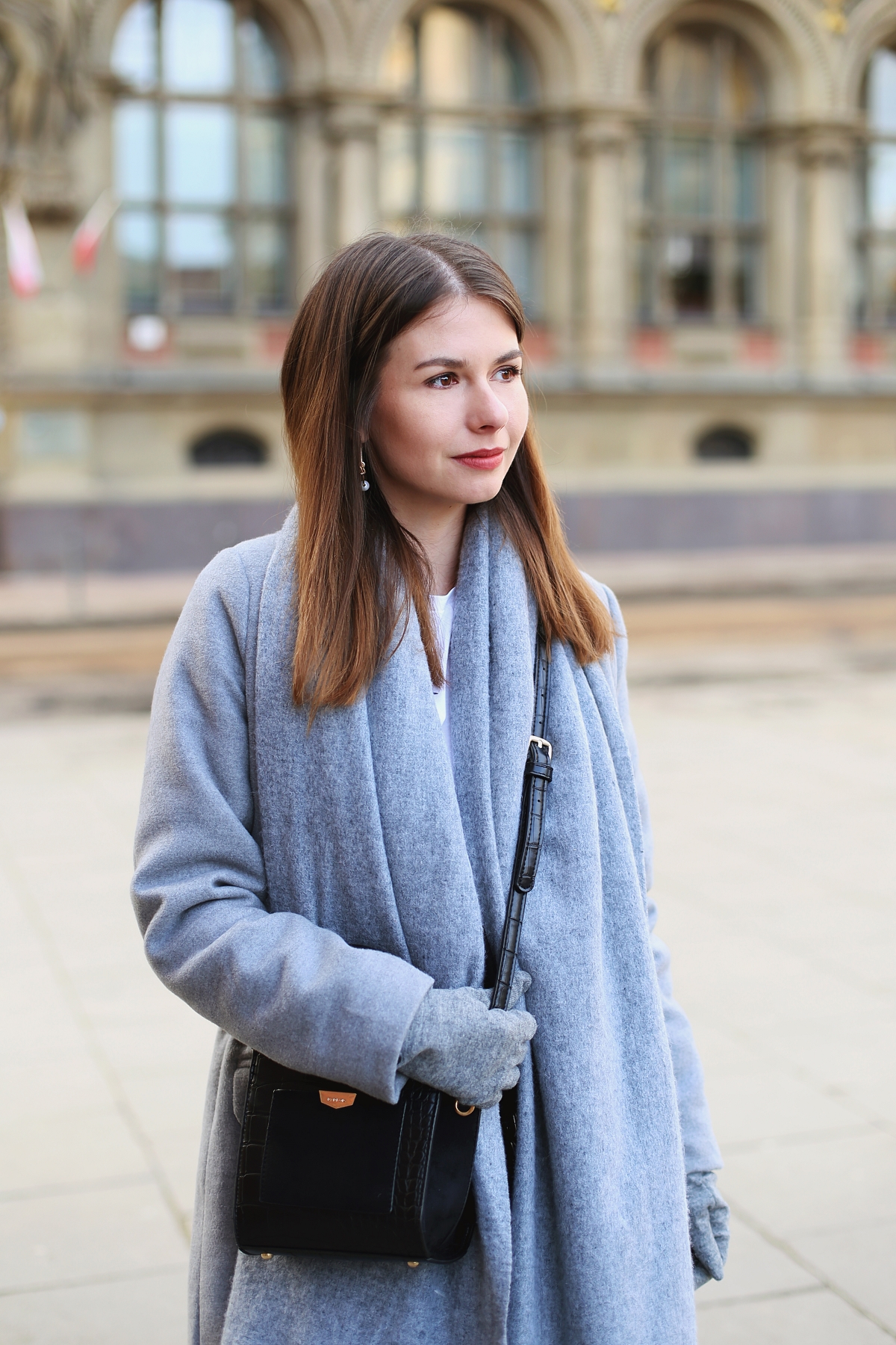 Szarości w eleganckiej stylizacji na co dzień