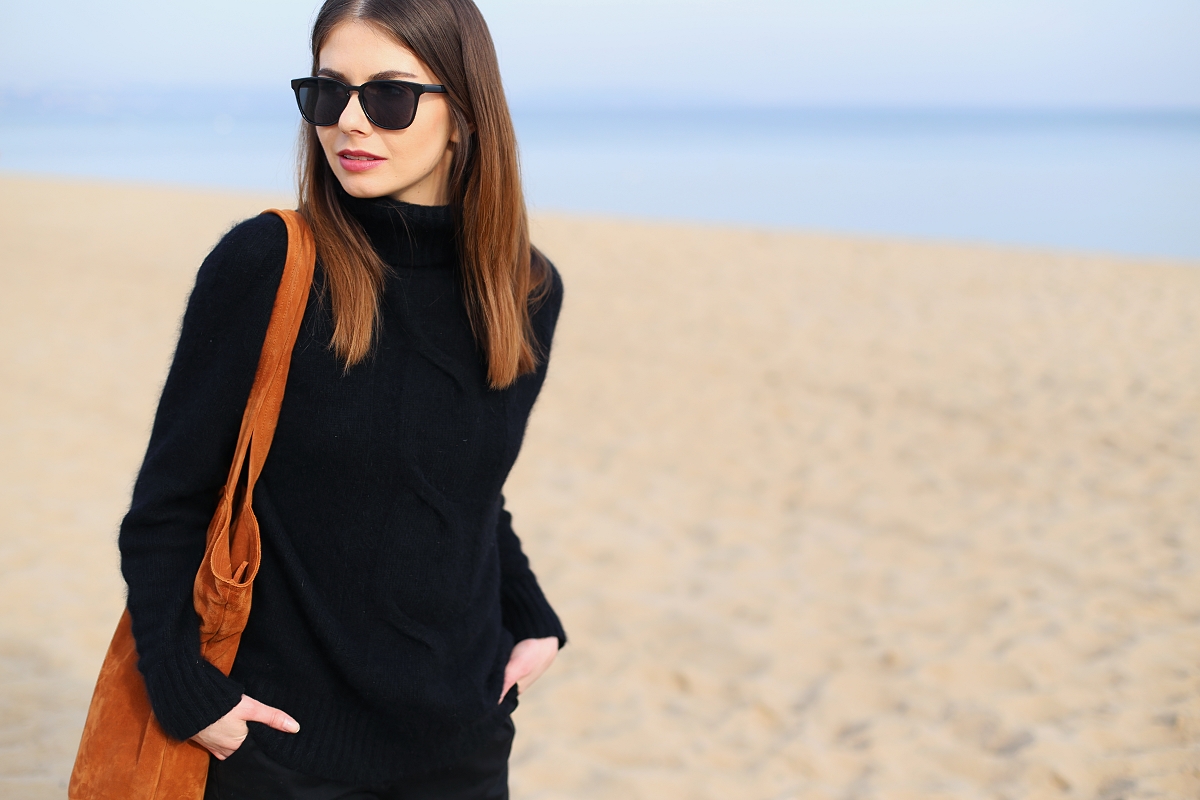 Czarna minimalistyczna stylizacja i ruda skórzana torba