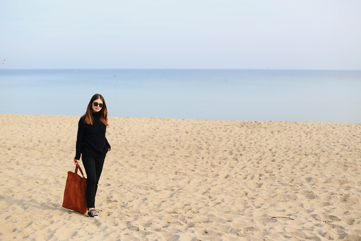 Czarna minimalistyczna stylizacja i ruda skórzana torba