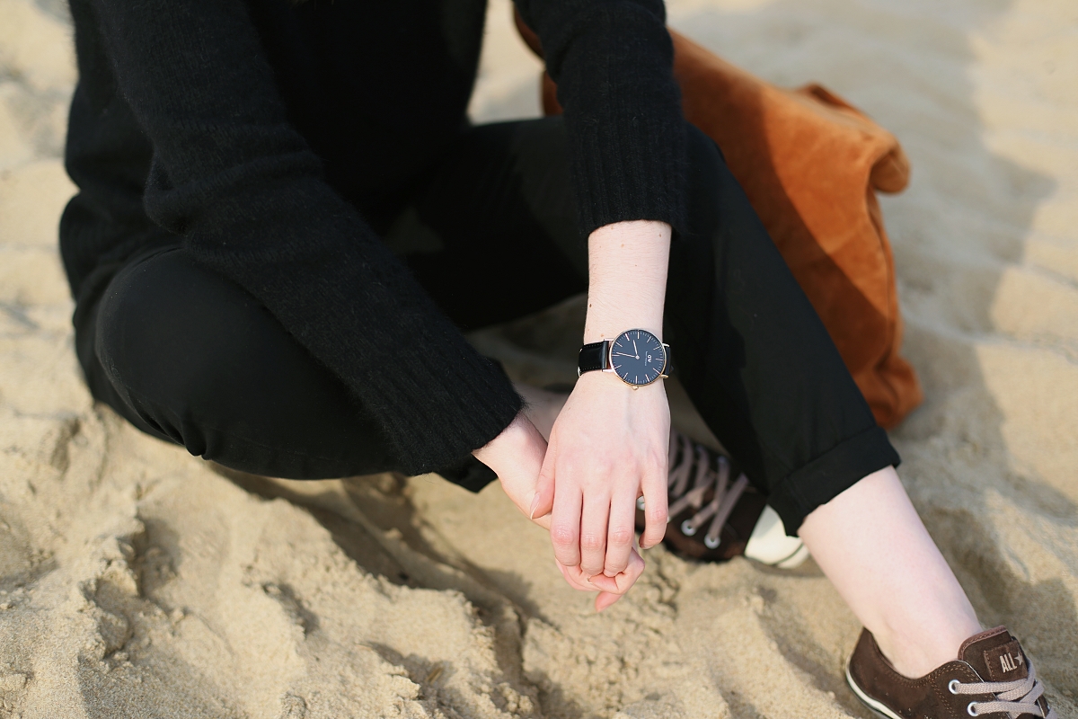 Czarna minimalistyczna stylizacja i ruda skórzana torba