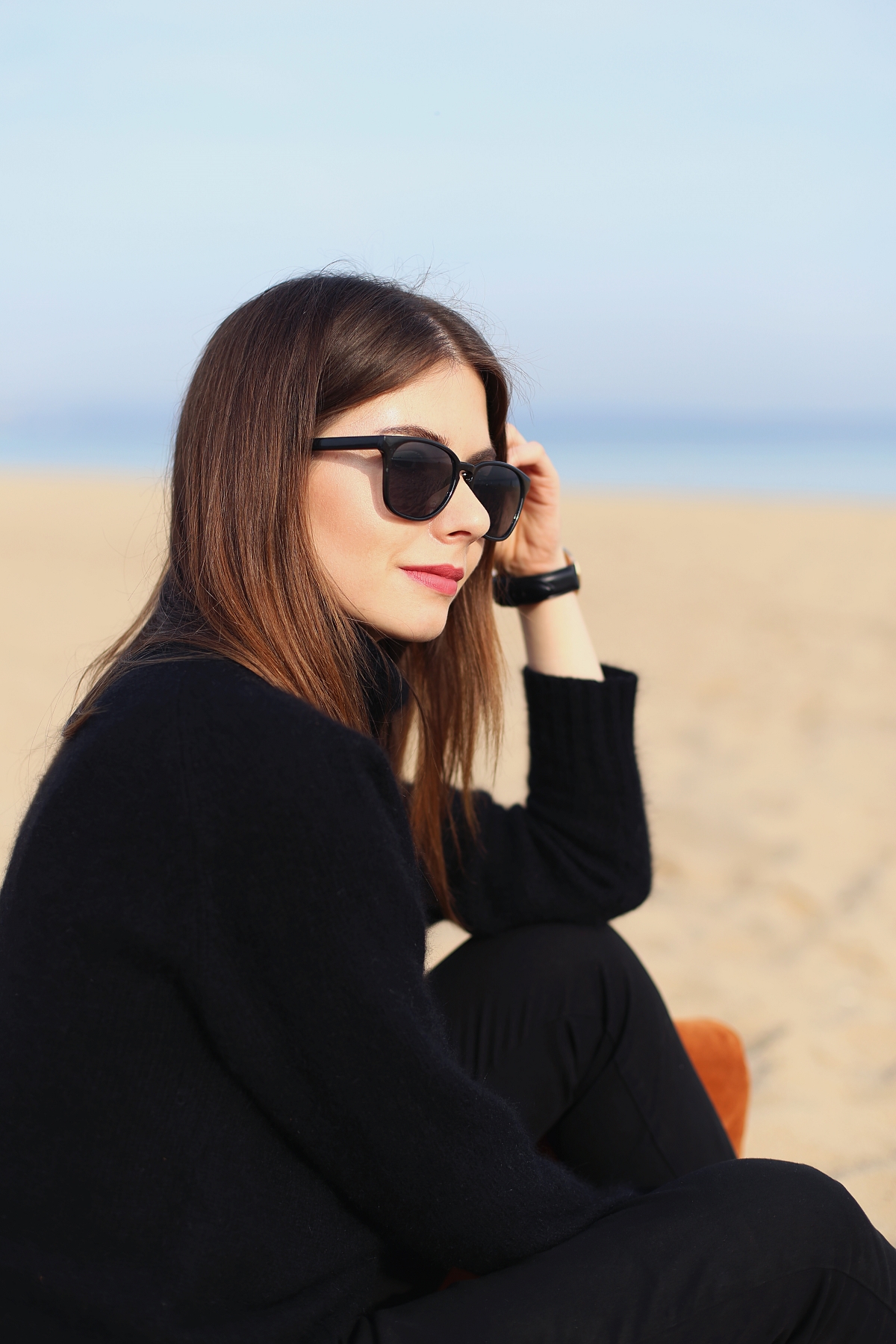 Czarna minimalistyczna stylizacja i ruda skórzana torba