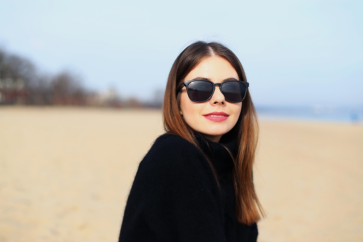 Czarna minimalistyczna stylizacja i ruda skórzana torba