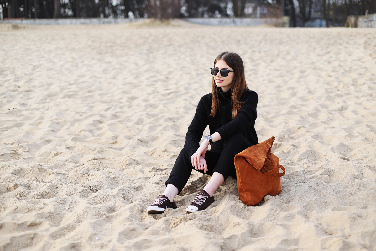 Czarna minimalistyczna stylizacja i ruda skórzana torba