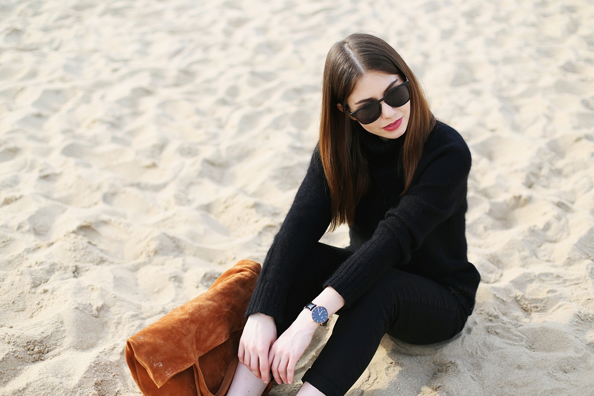 Czarna minimalistyczna stylizacja i ruda skórzana torba