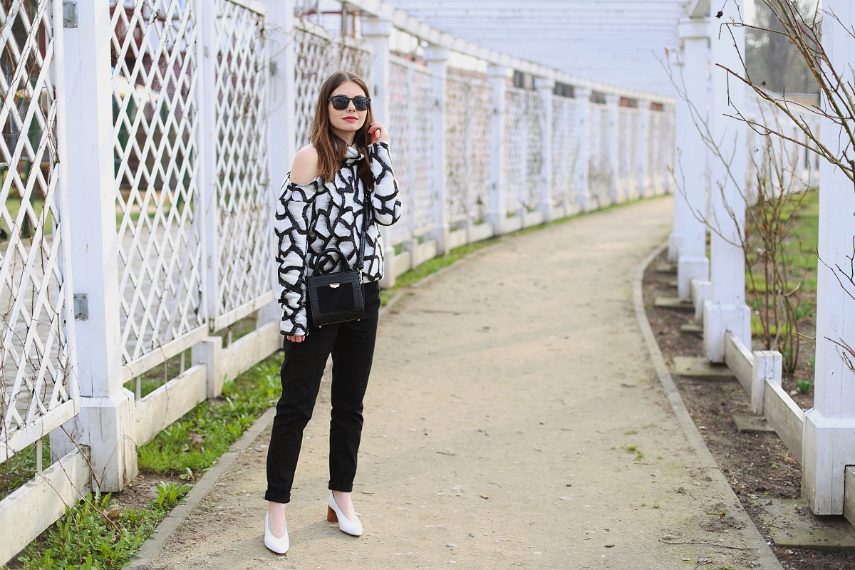 Asymetryczny golf i białe buty