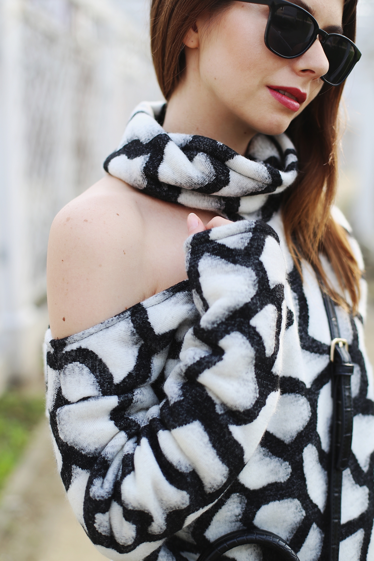 Golf odsłaniający jedno ramię