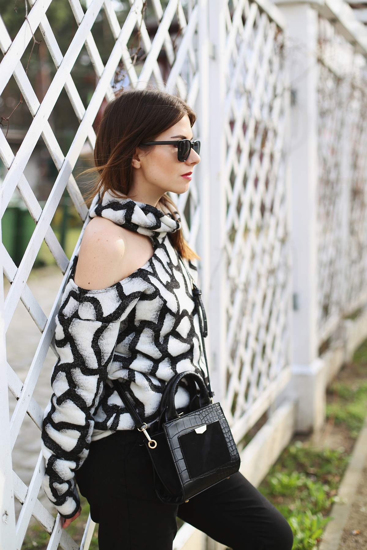 golf z wycięciem na ramieniu