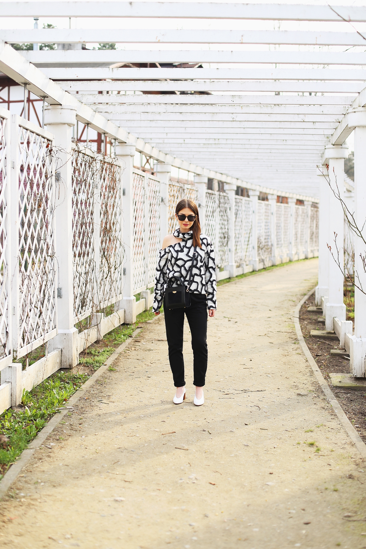 czarno-biała stylizacja - golf z wycięciem na ramieniu