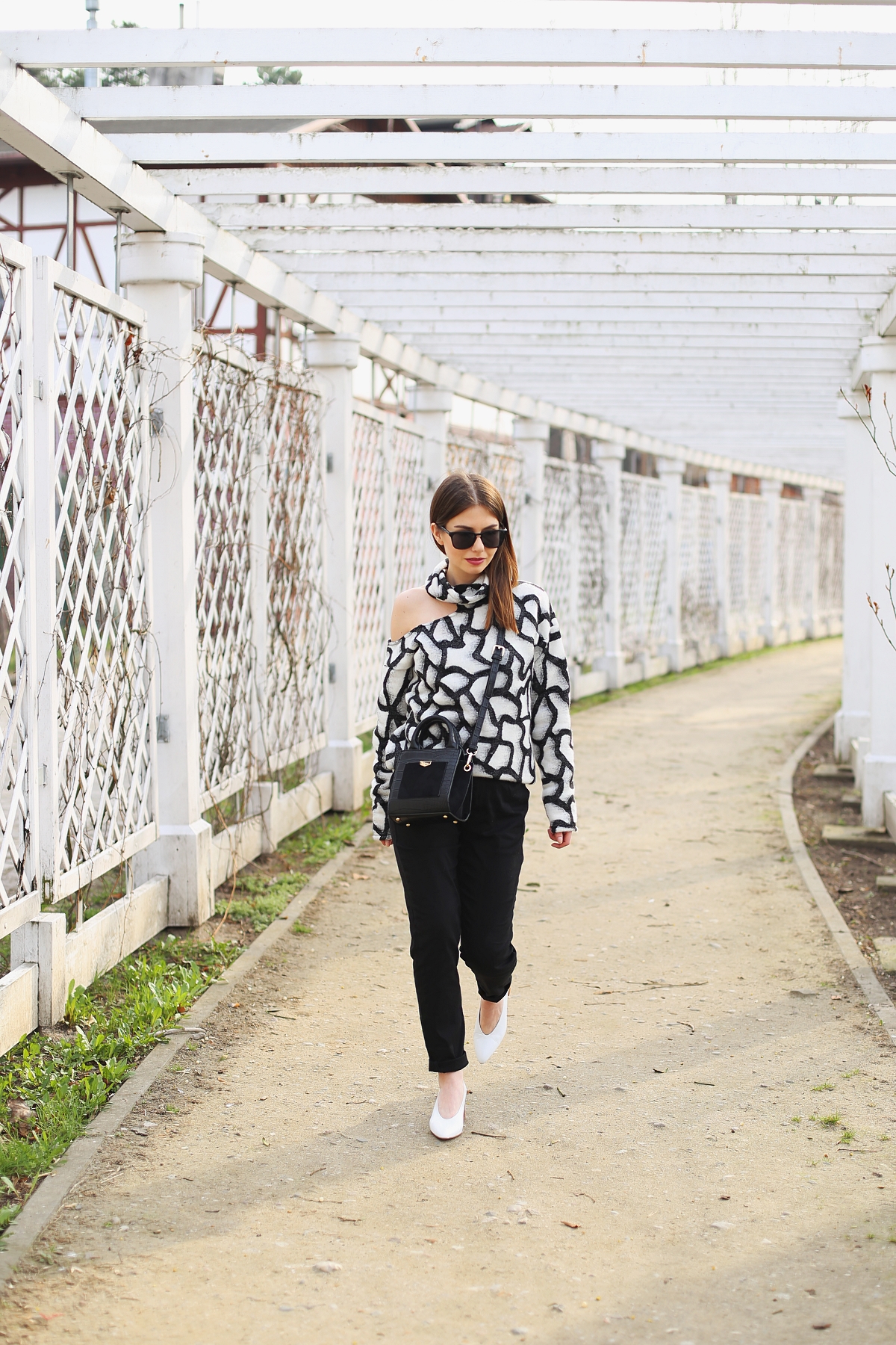 Asymetryczny golf w czarno-biały wzór i białe buty