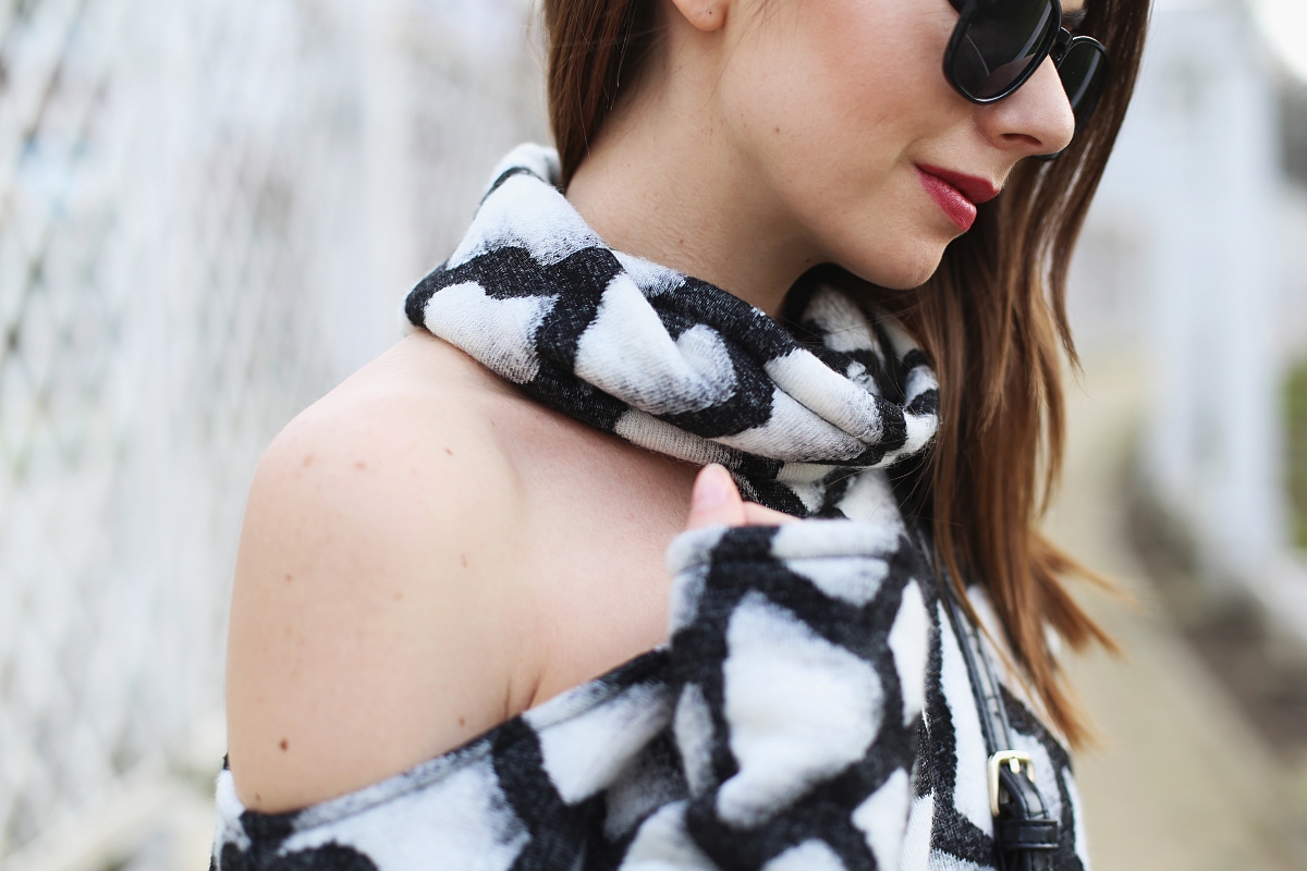 Asymetryczny golf w czarno-biały wzór