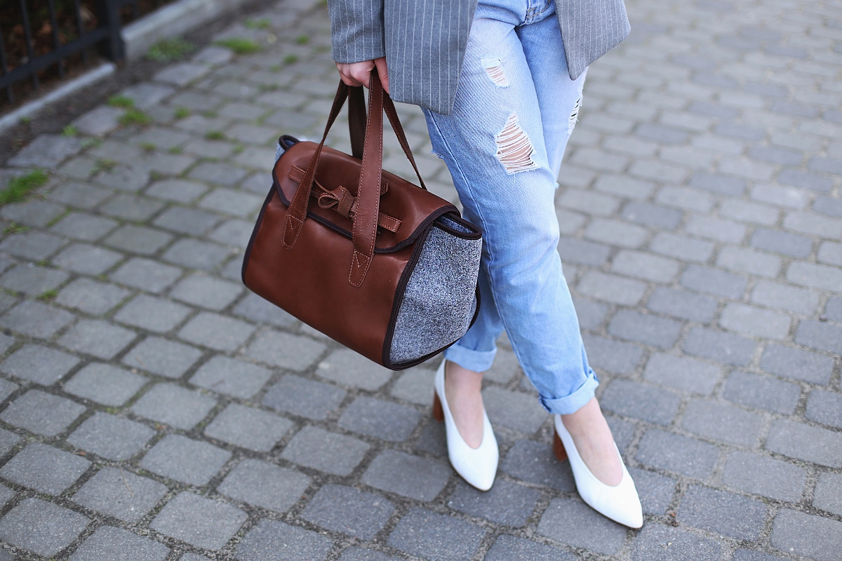 Torebka z filcu i skóry oraz białe buty retro