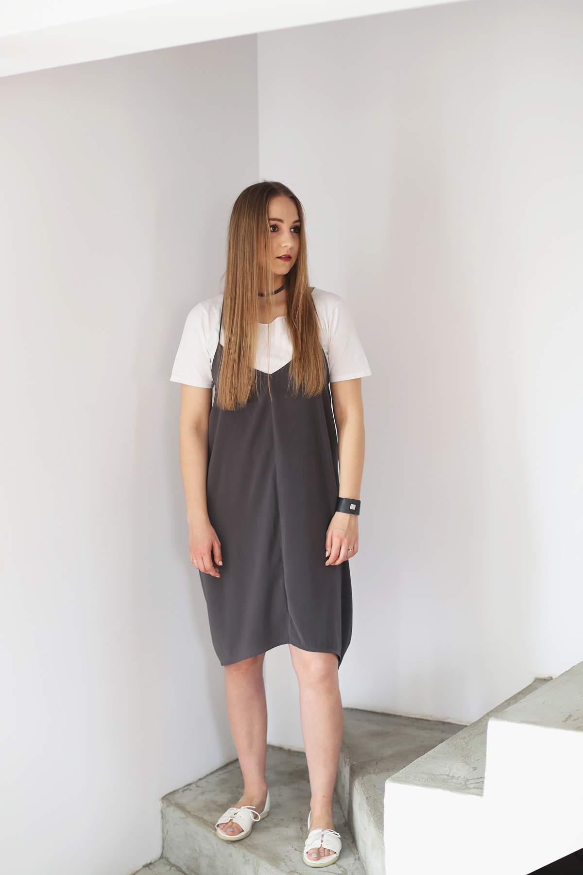 Stylowe dziewczyny - T-shirt pod sukienką