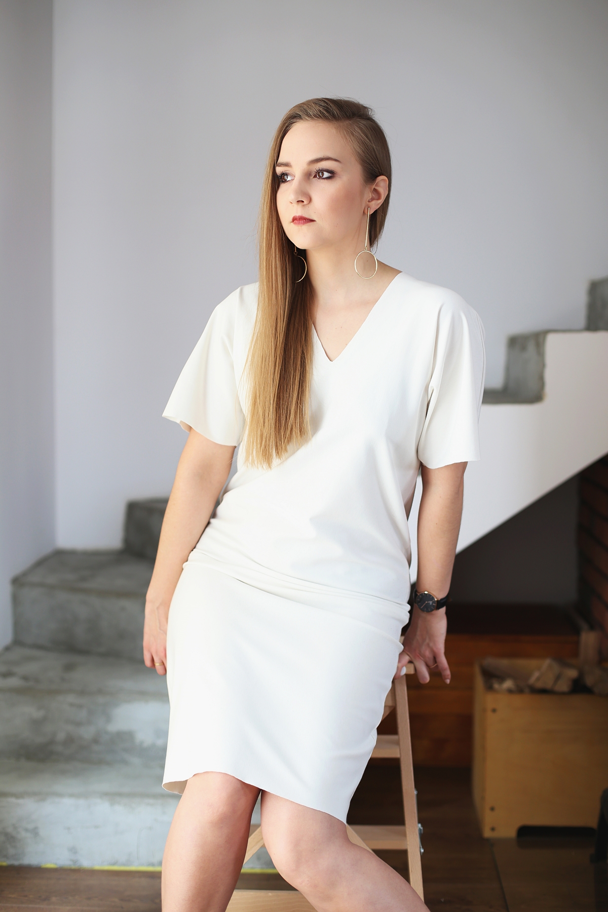 Stylowe Dziewczyny - biała minimalistyczna sukienka