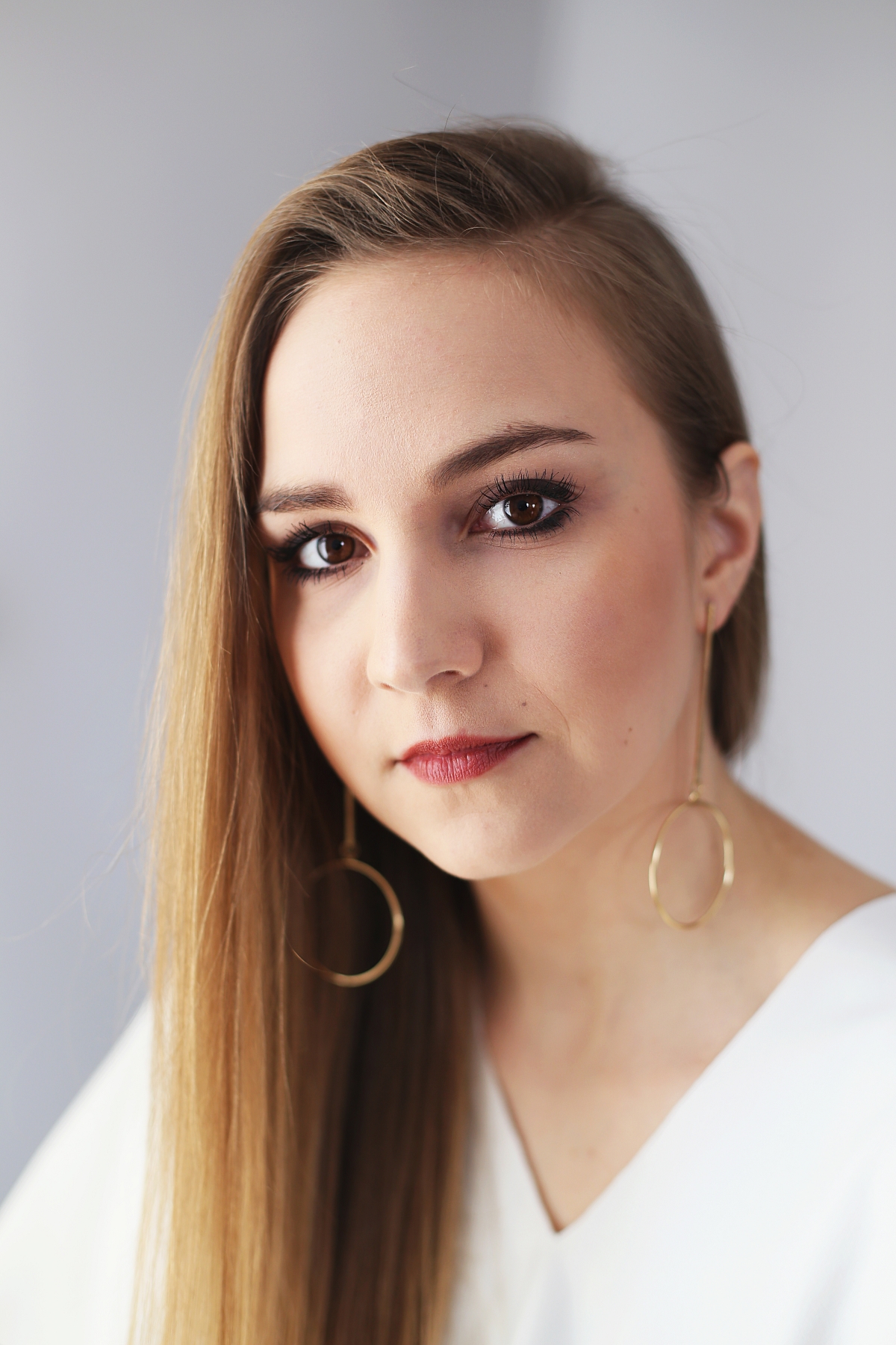 Stylowe Dziewczyny - biała minimalistyczna sukienka