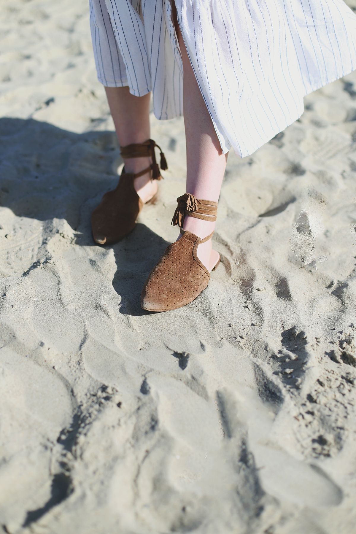 Wiązane klapki boho - sesja modowa na plaży