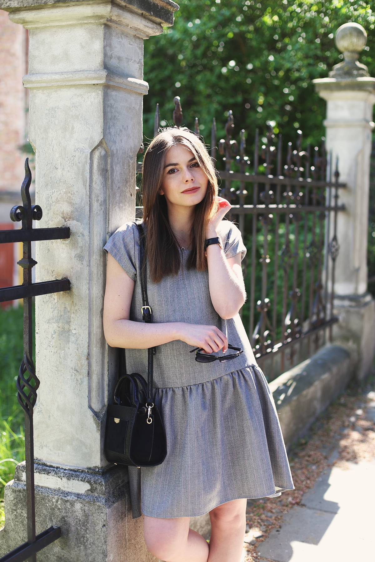 Blog o modzie: szara sukienka oversize z rozkloszowanym dołem