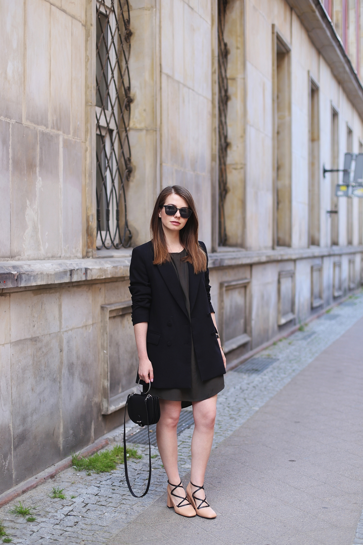 Minimalistyczna stylizacja z marynarką oversize