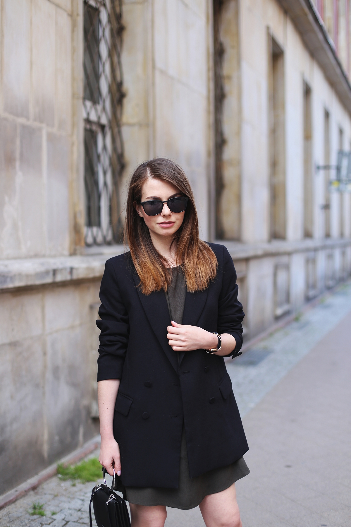 Minimalistyczna stylizacja z marynarką oversize