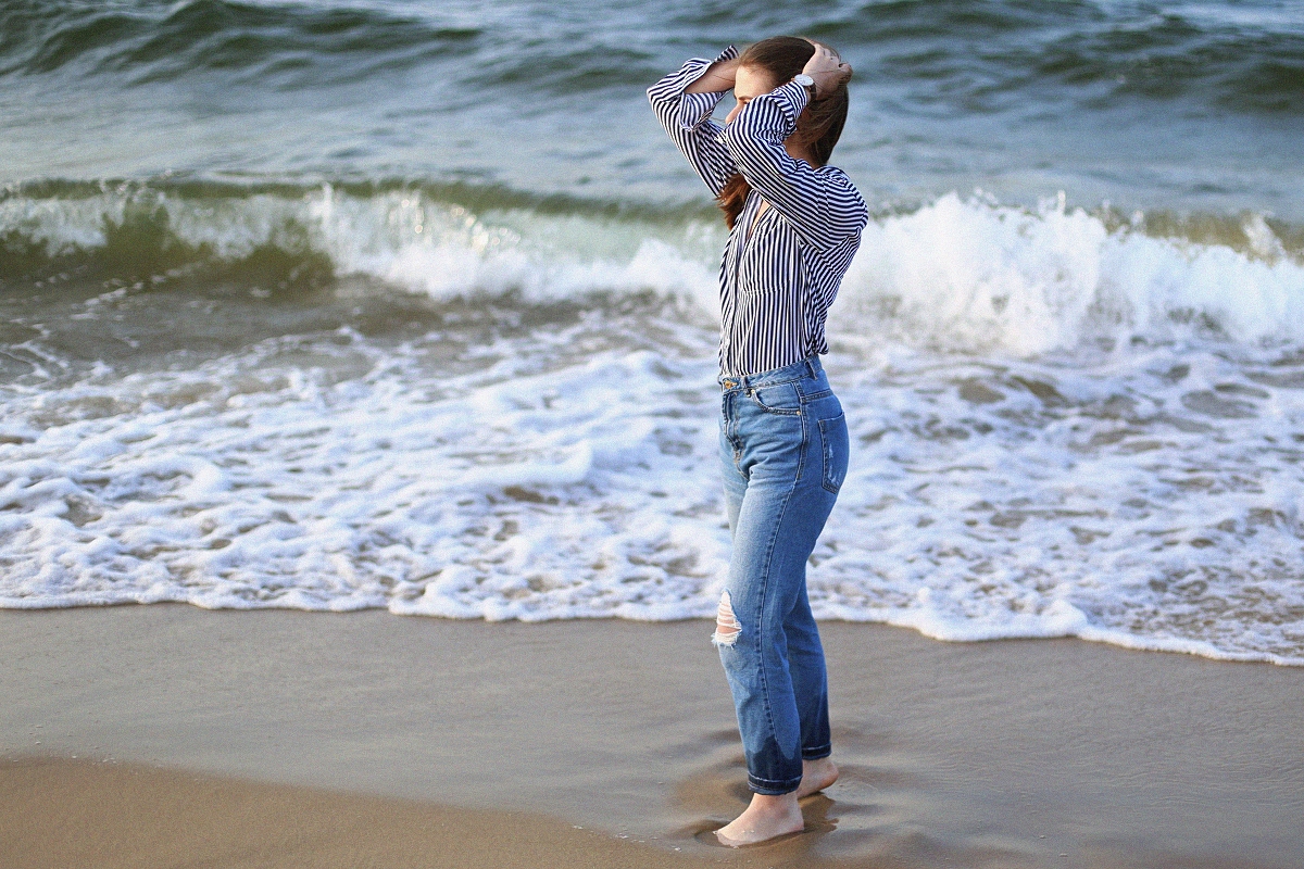 Koszula w paski i mom jeans