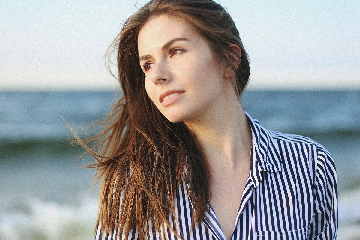 koszula w paski - sesja modowa nad morzem