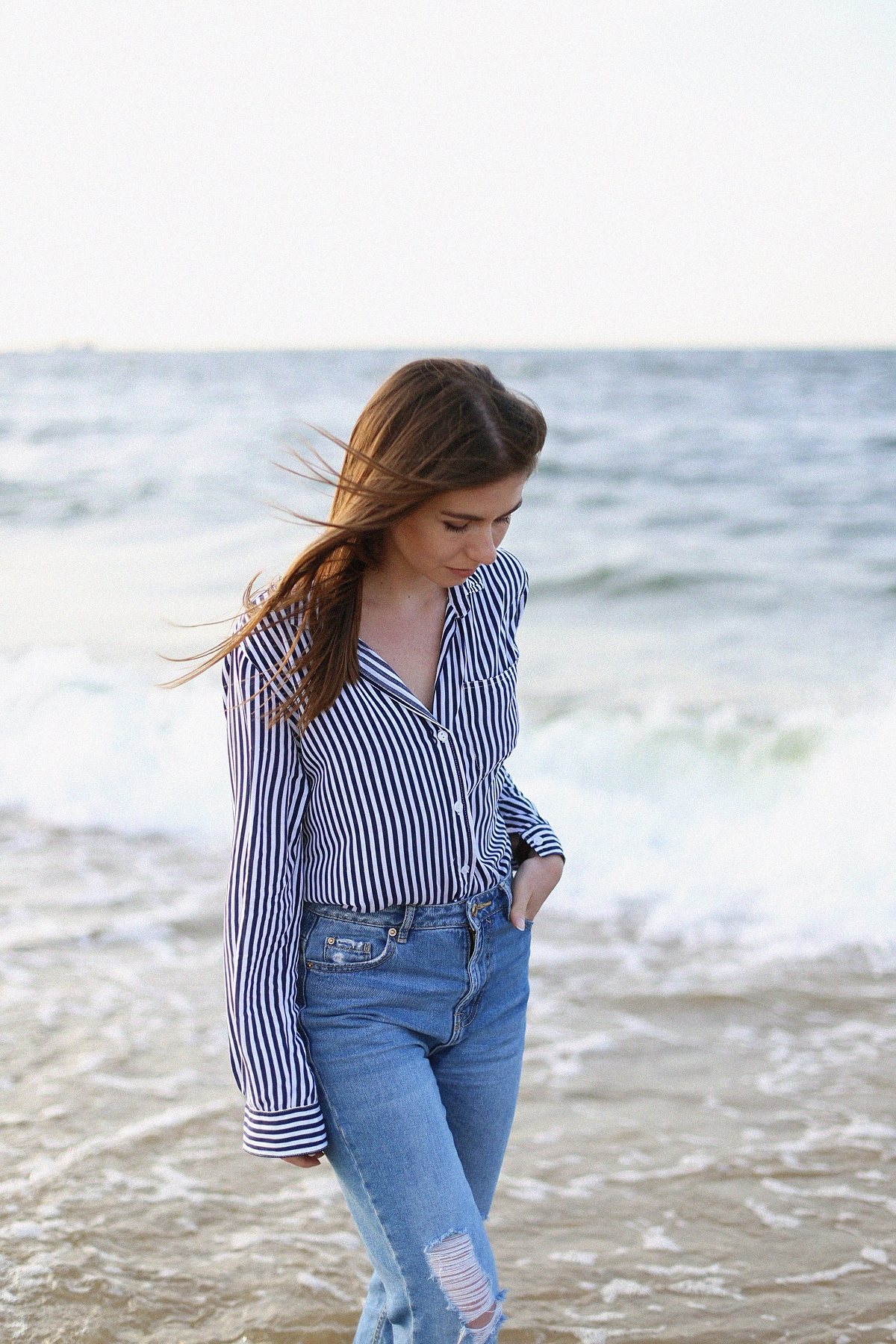 Koszula w paski i mom jeans