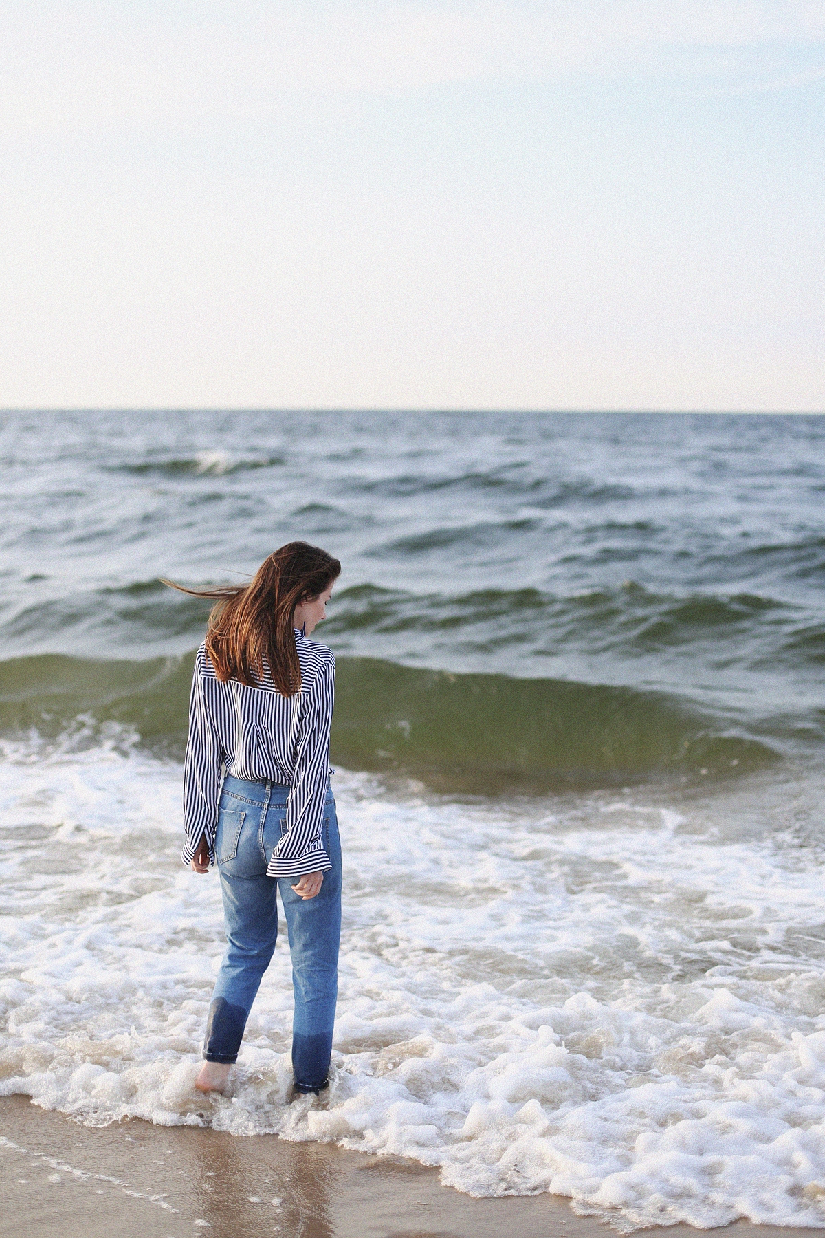 Koszula w paski i mom jeans