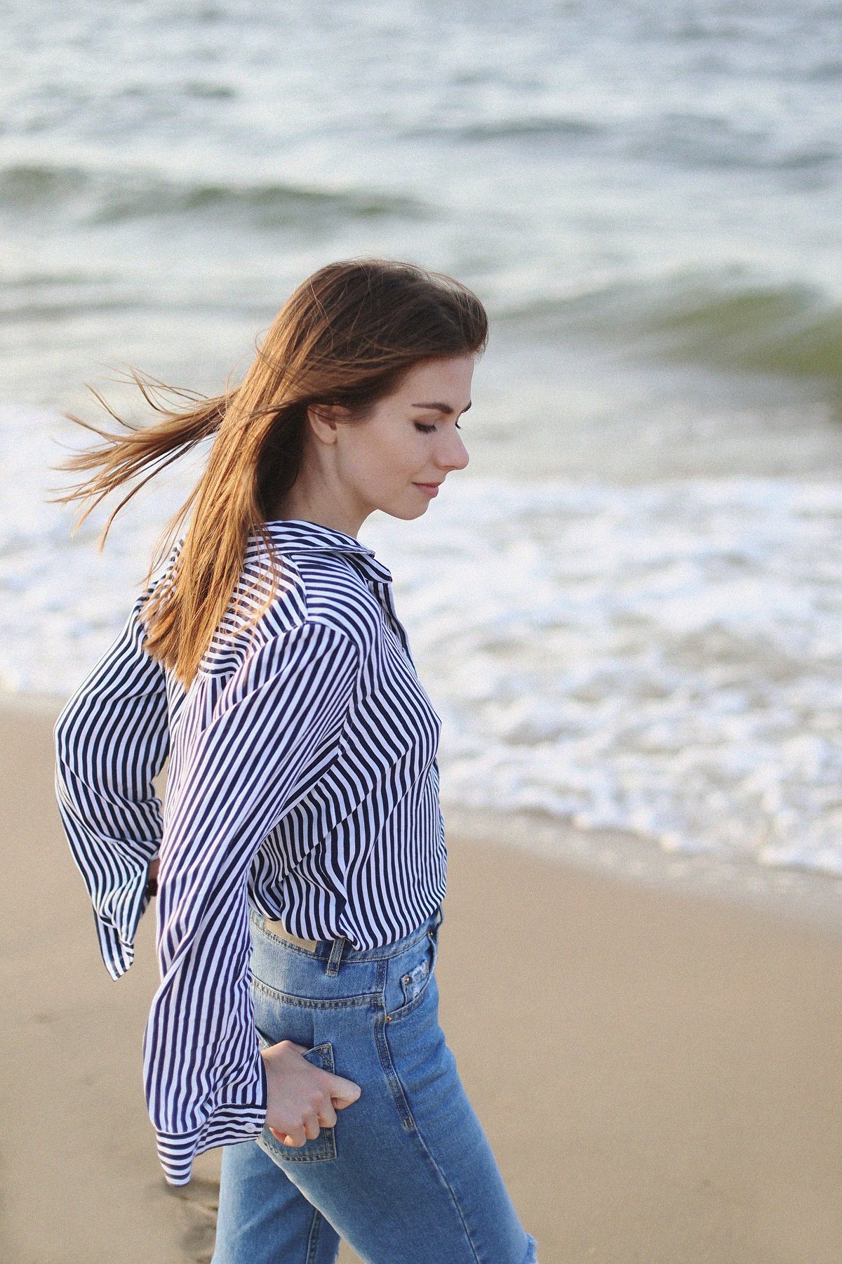 Koszula w paski i mom jeans