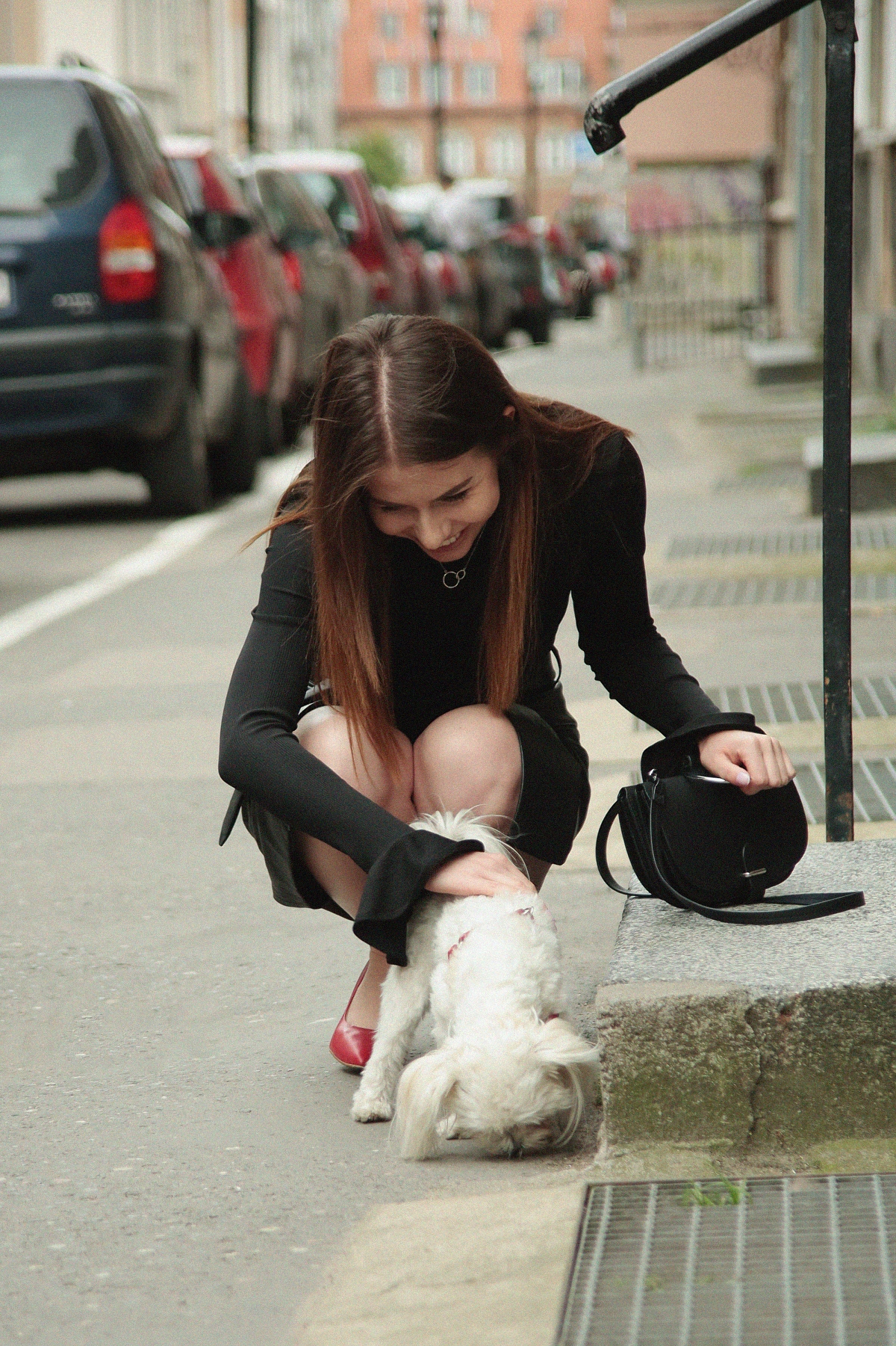 Kobieca stylizacja z czerwonymi szpilkami i skórzaną spódnicą