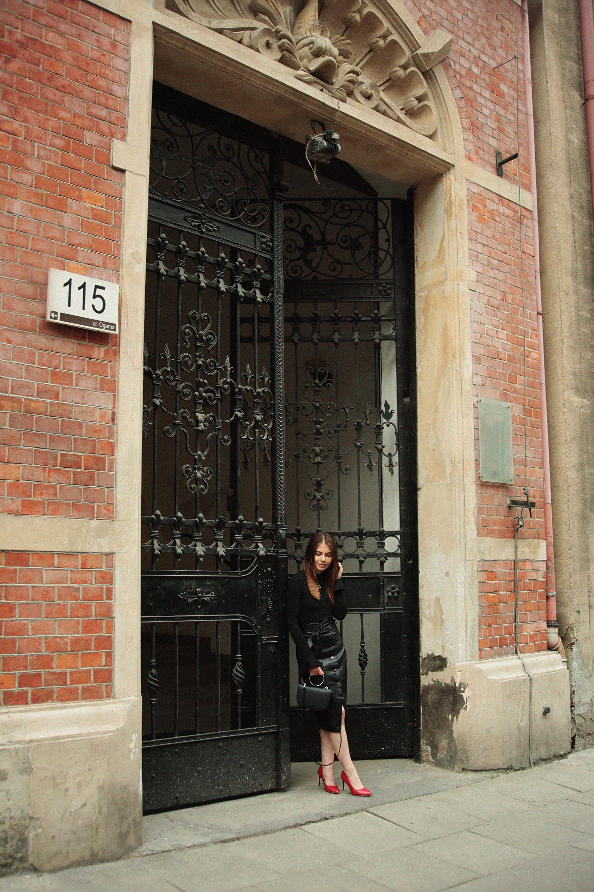 Kobieca stylizacja z czerwonymi szpilkami i skórzaną spódnicą