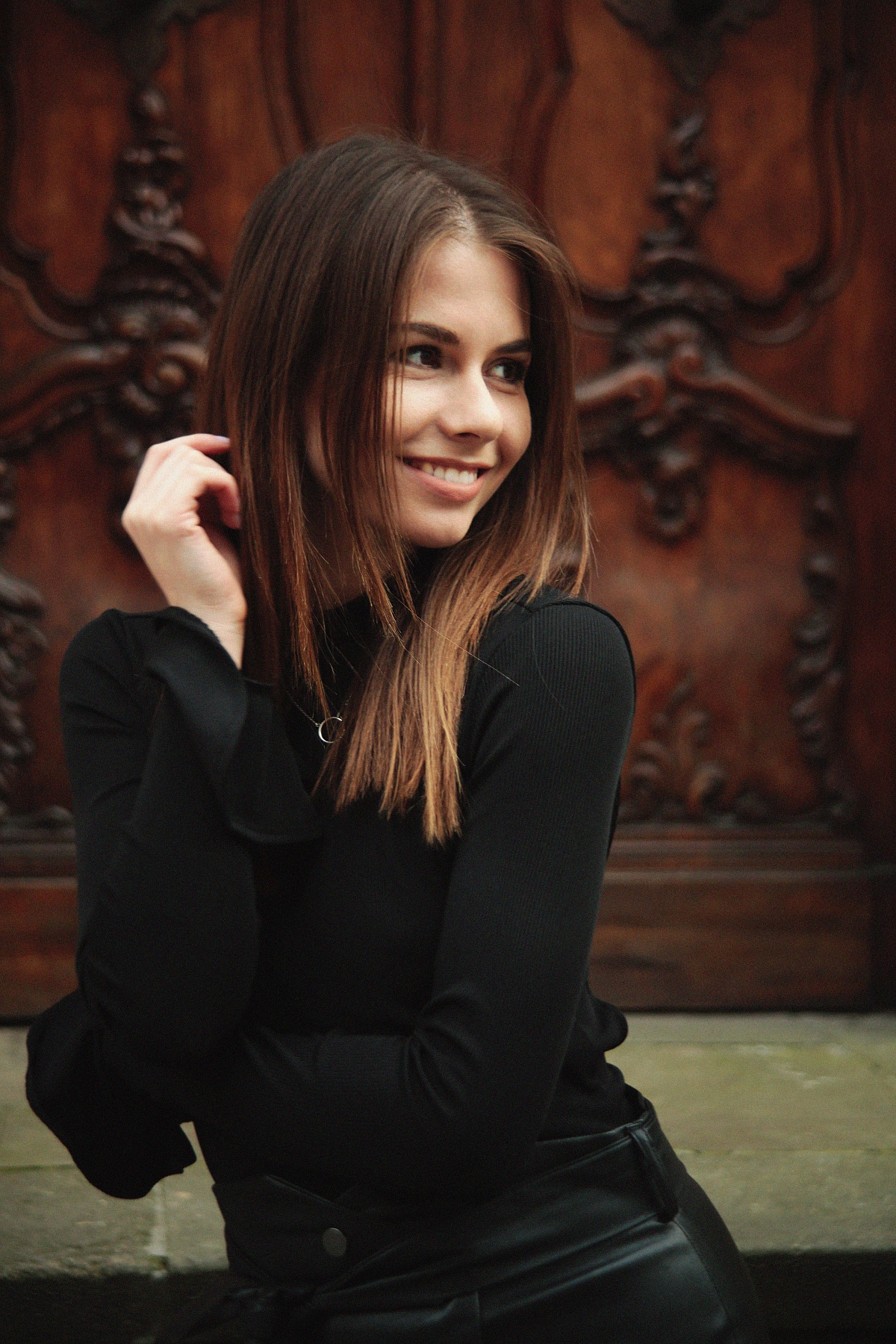 Kobieca stylizacja z czerwonymi szpilkami i skórzaną spódnicą