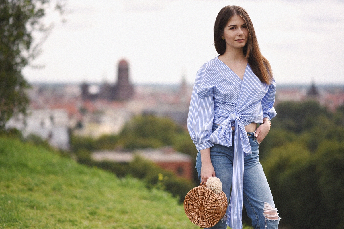 Zakładana koszula wiązana w pasie, mom jeans i okrągły koszyk DIY