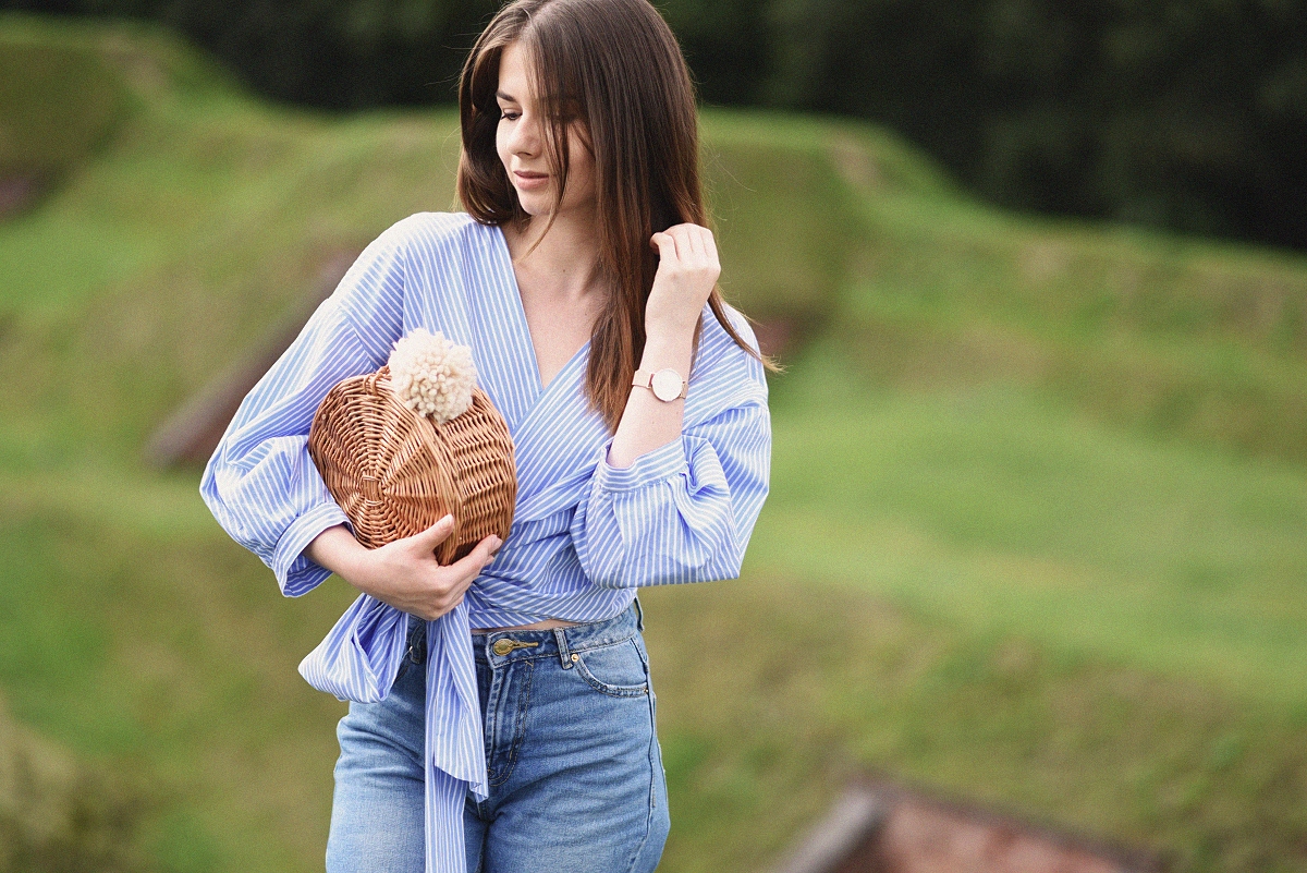 Zakładana koszula wiązana w pasie, mom jeans i okrągły koszyk DIY