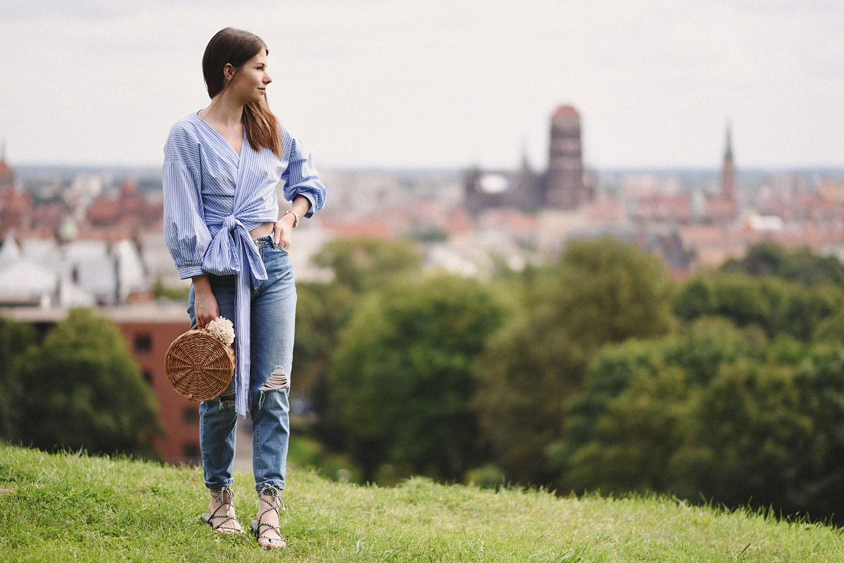 Zakładana koszula wiązana w pasie, mom jeans i okrągły koszyk DIY