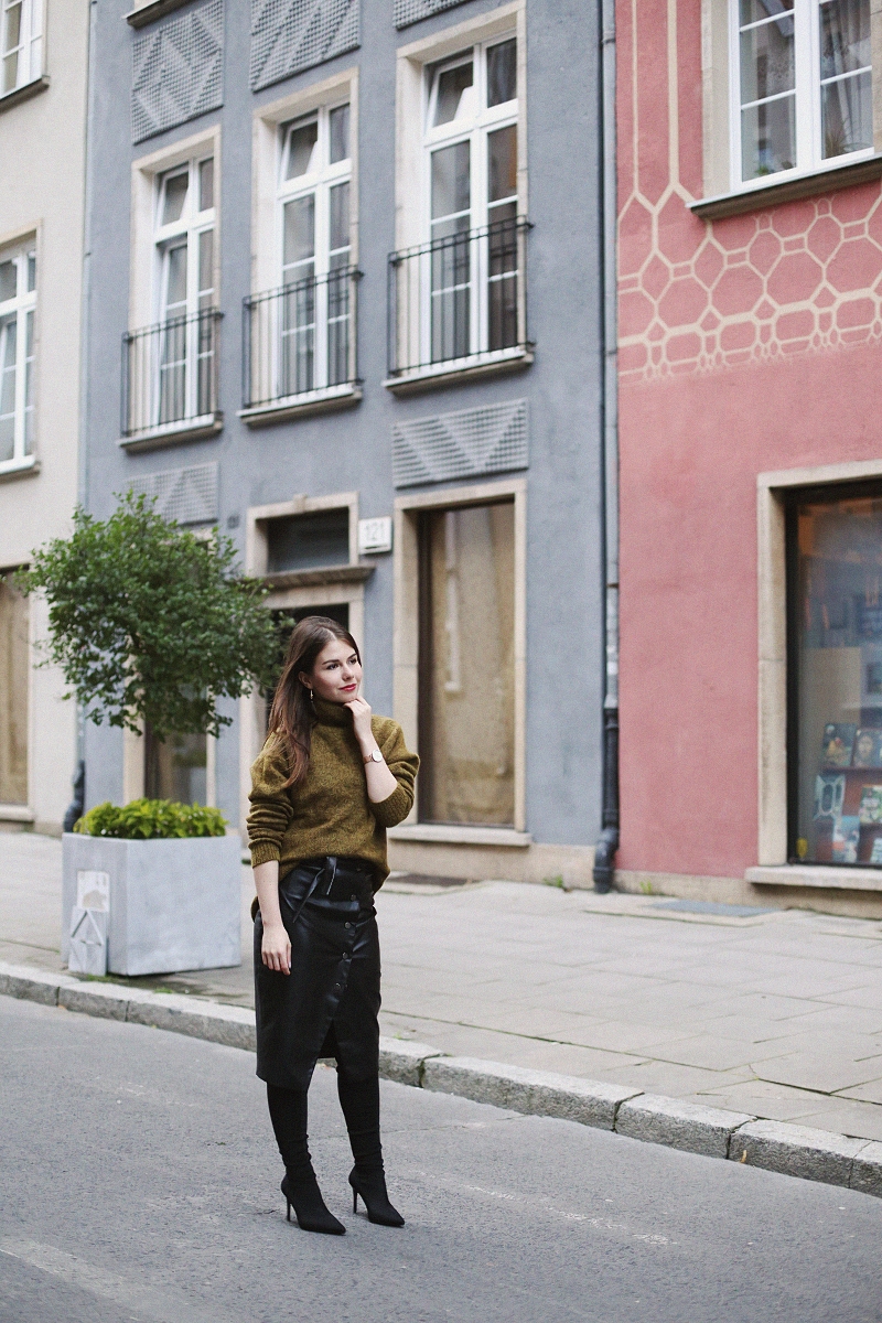 Moherowy sweter, skórzana spódnica i kozaki za kolano