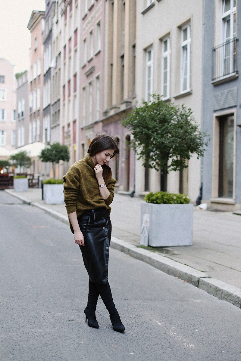 Moherowy sweter, skórzana spódnica i kozaki za kolano