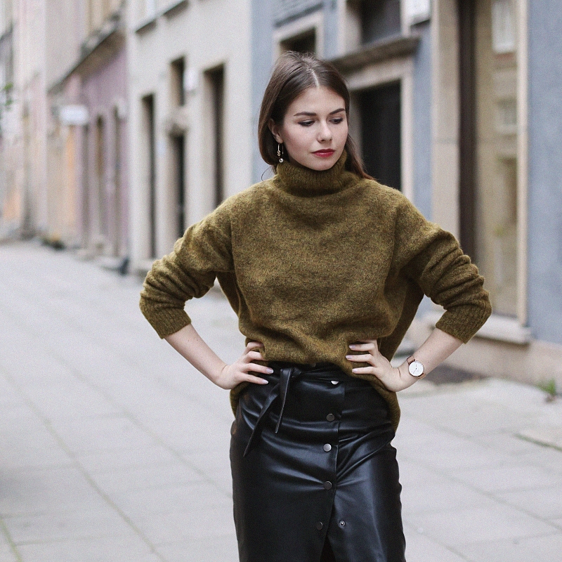 Moherowy sweter, skórzana spódnica 