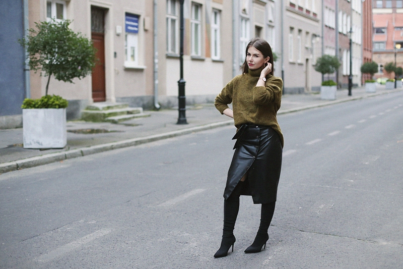 Moherowy sweter, skórzana spódnica i kozaki za kolano