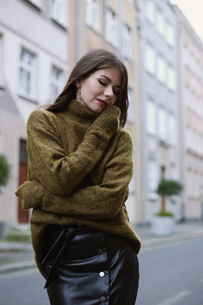 Moherowy sweter, skórzana spódnica i kozaki za kolano