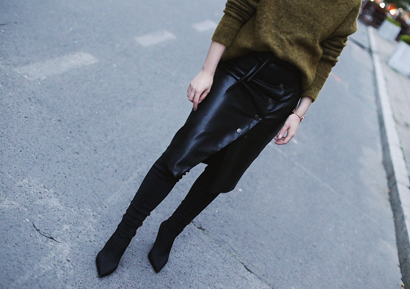 Moherowy sweter, skórzana spódnica i kozaki za kolano