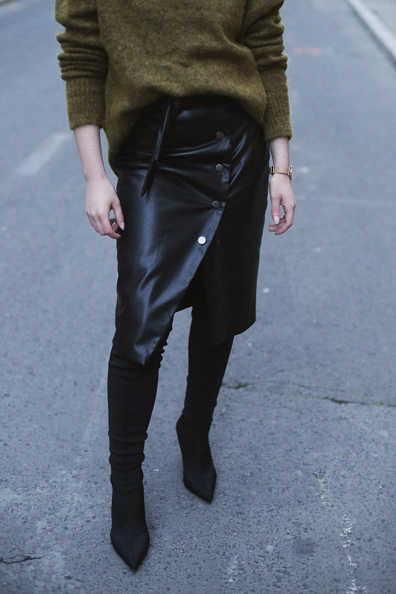 Moherowy sweter, skórzana spódnica i kozaki za kolano