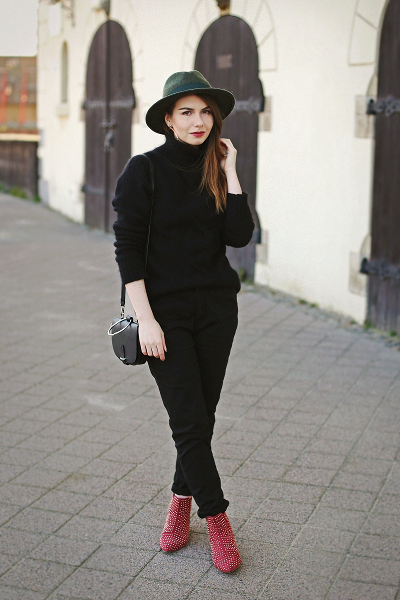 Jesienna stylizacja z czerwonymi, rockowymi botkami