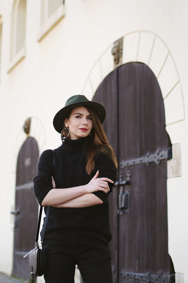 Jesienna stylizacja z wełnianym swetrem