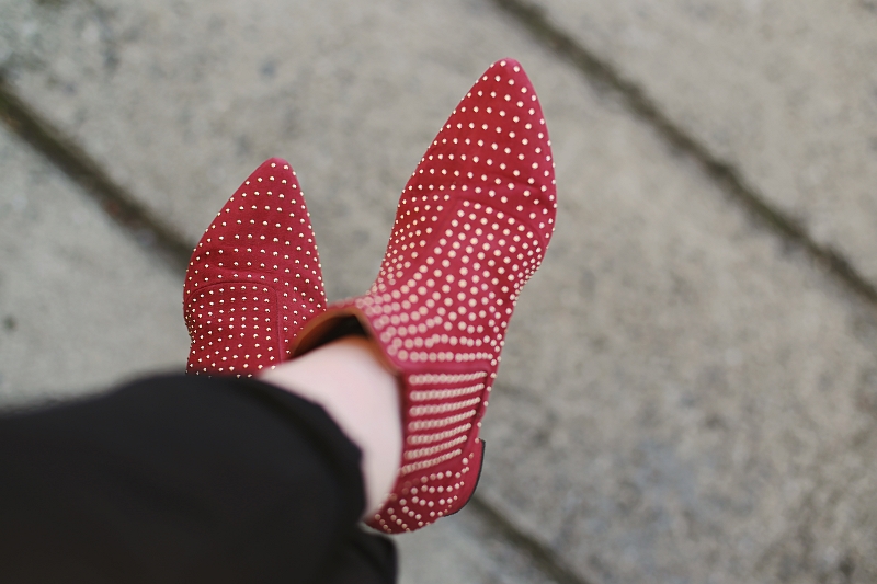 Czerwone botki z ćwiekami 