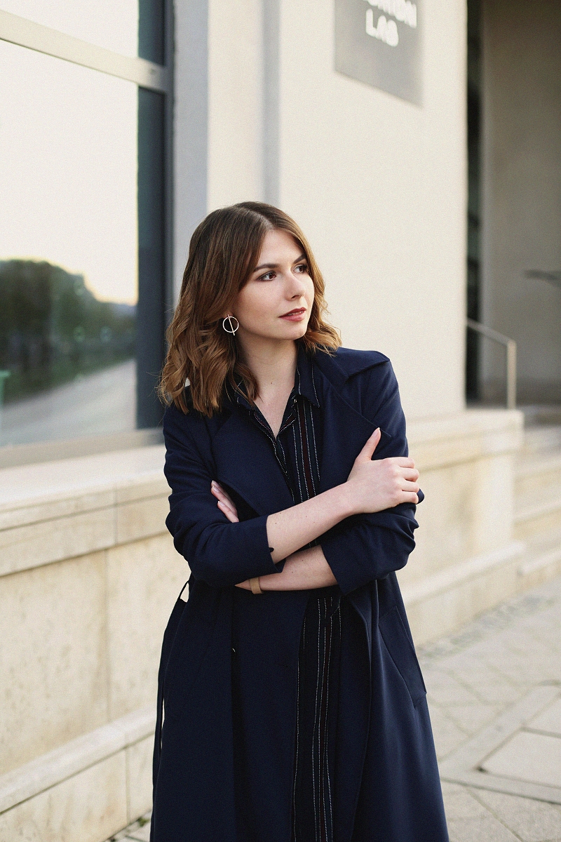 Granatowy trencz i sukienka 7/8