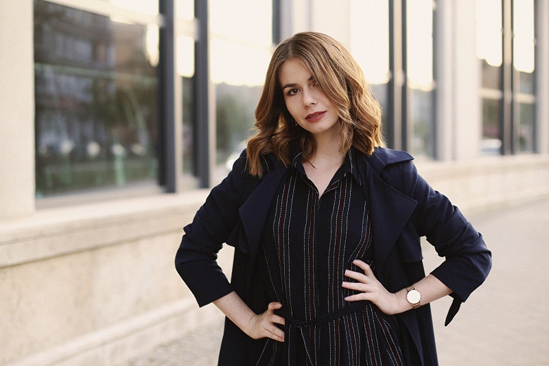 Sukienka 7/8 i granatowy trencz