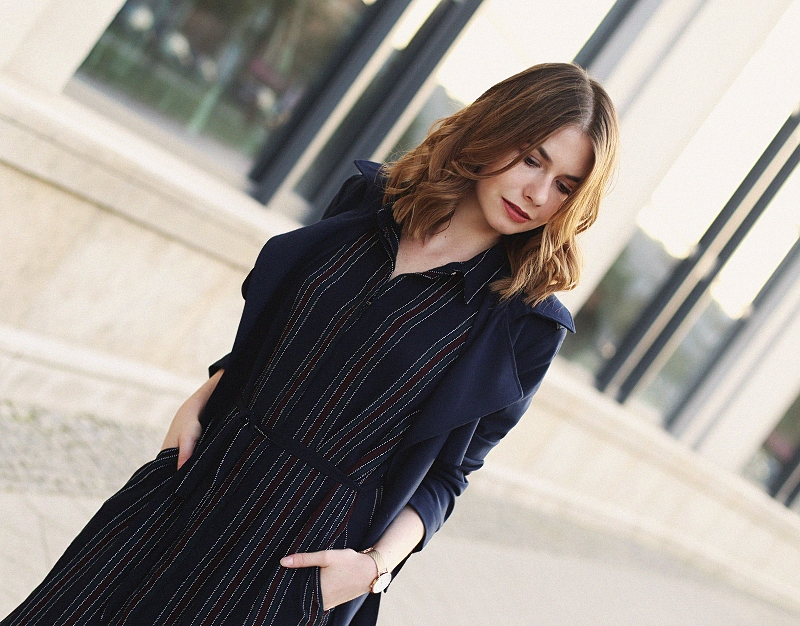 Granatowy trencz i sukienka 7/8