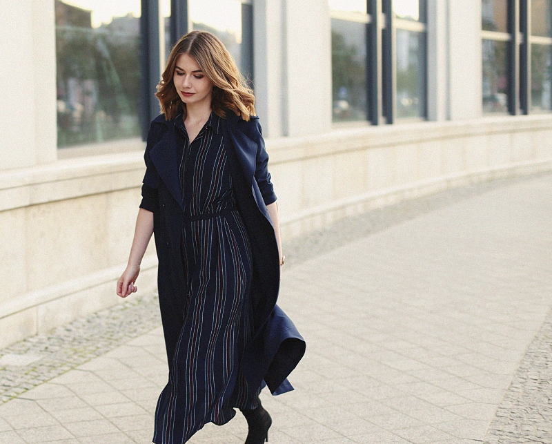 Granatowy trencz i sukienka 7/8